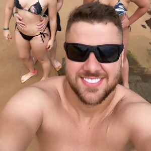 Zé Neto posa com Natália Toscano e casal de amigos em viagem