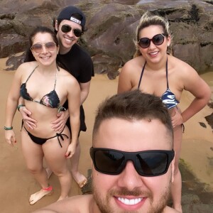 Zé Neto está curtindo viagem à Costa do Sauípe, na Bahia, com Natália Toscano e amigos