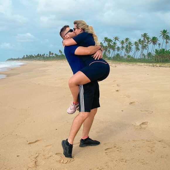 Zé Neto ganha beijão da mulher, Natália Toscano, em foto de viagem