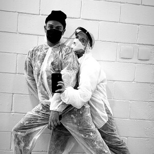 Stylist de Bruna Marquezine, Rita Lazzarotti mostra foto com roupa de prevenção contra a covid-19 em encontro com a atriz nos bastidores da MTV