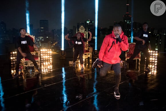 O rapper Djonga fez protesto contra o racismo em medley de sucessos no palco do MTV Miaw 2020