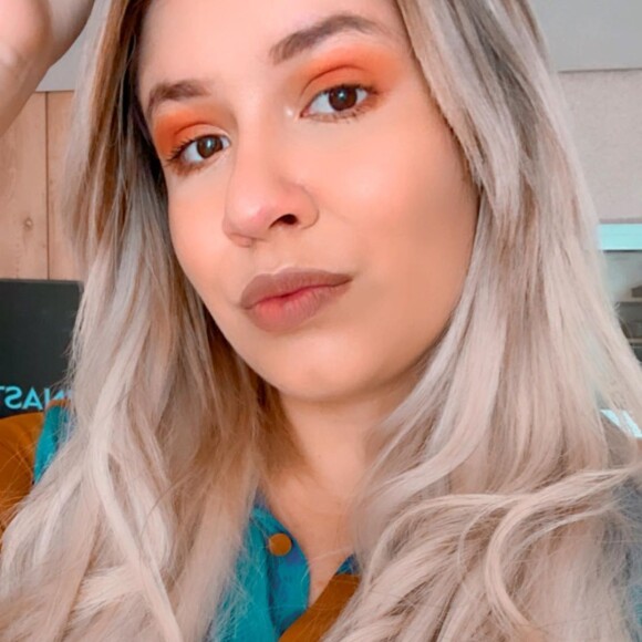 Marília Mendonça recentemente voltou a aparecer com os cabelos longos e platinados