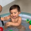 Marília Mendonça mostrou o filho, Léo, se divertindo em uma piscina de plástico neste sábado, 26 de setembro de 2020
