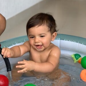 Marília Mendonça mostrou o filho, Léo, se divertindo em uma piscina de plástico neste sábado, 26 de setembro de 2020