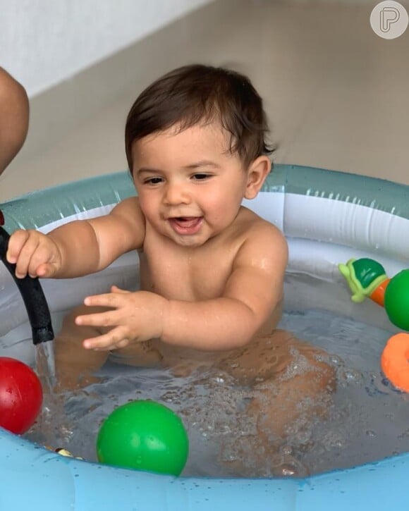 Marília Mendonça mostrou o filho, Léo, se divertindo em uma piscina de plástico neste sábado, 26 de setembro de 2020