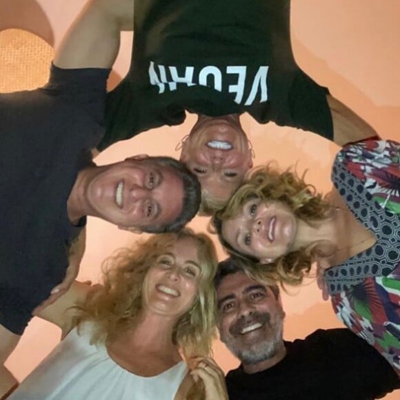 Luciano Huck e Junno Andrade posam com Angélica, Eliana e Xuxa