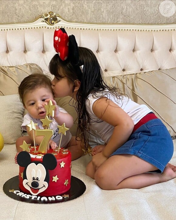 Filho de Cristiano ganha beijo da irmã, Pietra, em mesversário
