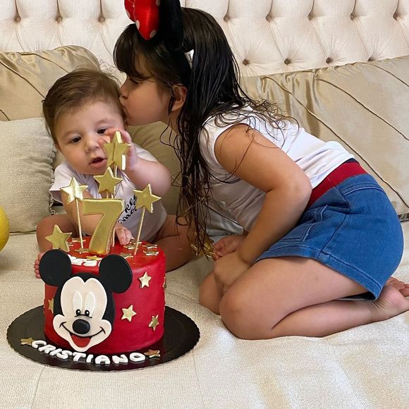 Filho de Cristiano ganha beijo da irmã, Pietra, em mesversário