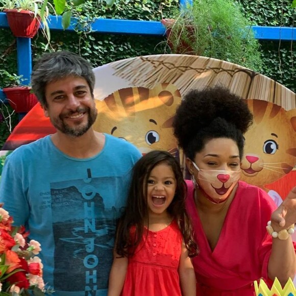 Juliana Alves e Ernani Nunes posam com filha em aniversário de 3 anos