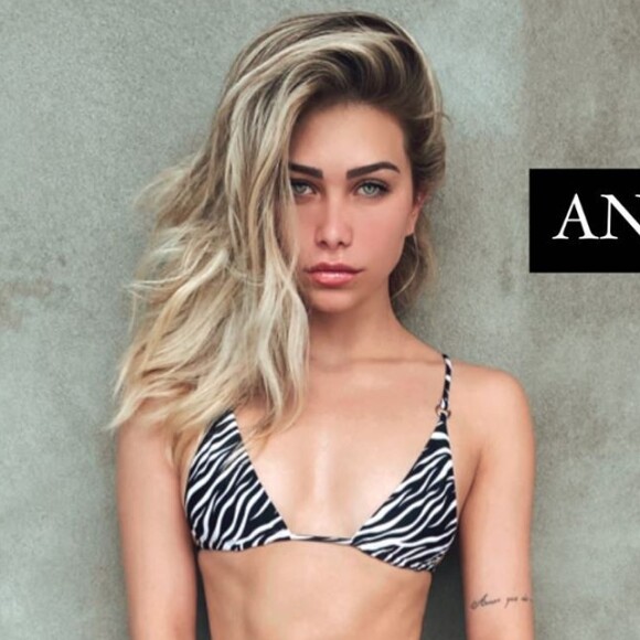 Flávia Pavanelli exibe foto dos seios sem silicone