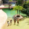 Rodrigo Faro possui uma piscina com ilha no centro e deque