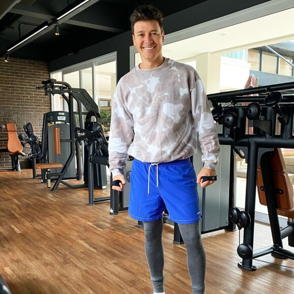 Rodrigo Faro tem academia particular em casa