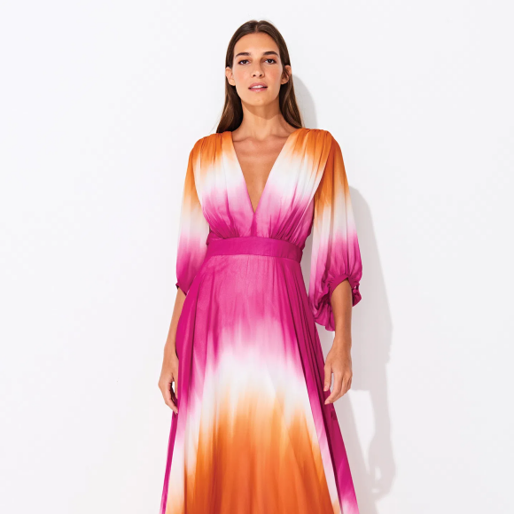 Vestido de Simone é da marca Triya