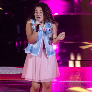 No 'The Voice Kids', Maria Eduarda Ribeiro passou para a final do reality cantando 'Fim de Tarde', do grupo Fat Family.