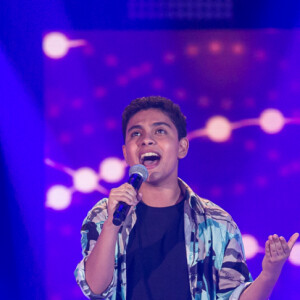 No 'The Voice Kids', Paulo Gomiz foi aplaudido e selecionado ao soltar a voz com versão diferenciada de 'Talking To The Moon', hit de Bruno Mars