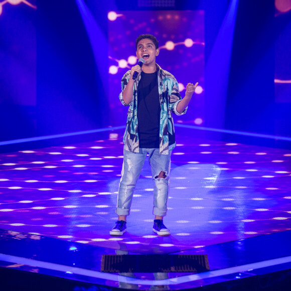 No 'The Voice Kids', Paulo Gomiz foi aplaudido e selecionado ao soltar a voz com versão diferenciada de 'Talking To The Moon', hit de Bruno Mars