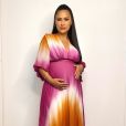 Simone posa segurando barriga de gravidez com vestido de R$ 3,1 mil