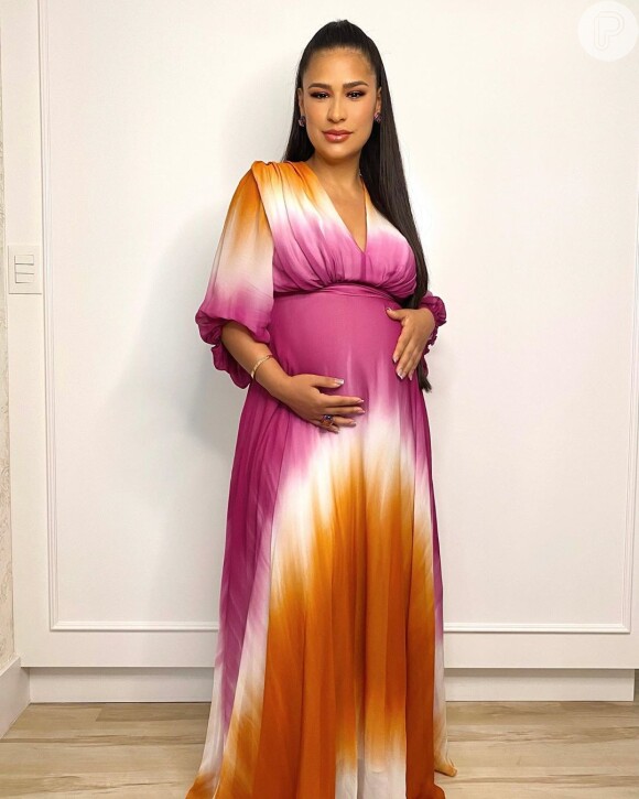 Simone posa segurando barriga de gravidez com vestido de R$ 3,1 mil
