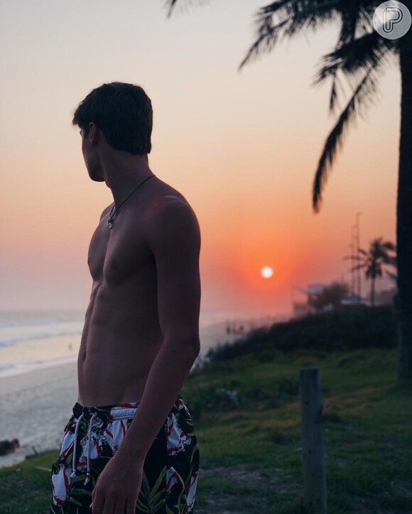 Filho de Fabio Assunção, João contempla pôr do sol em foto sem camisa