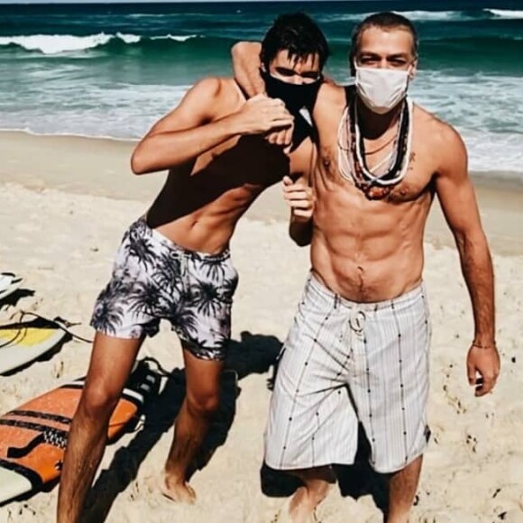 Pai de João, de 17 anos, Fabio Assunção mostra corpo sarado em foto com filho