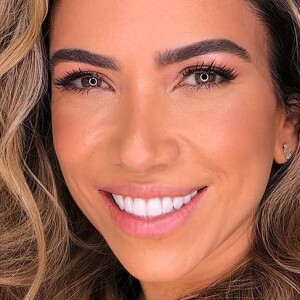 Patricia Abravanel está no Rio Grande do Norte com a família e posou na praia de biquíni neste domingo, 11 de outubro de 2020