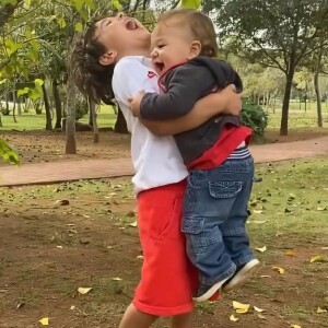Senor aprendeu a andar com a ajuda do irmão mais velho, Pedro