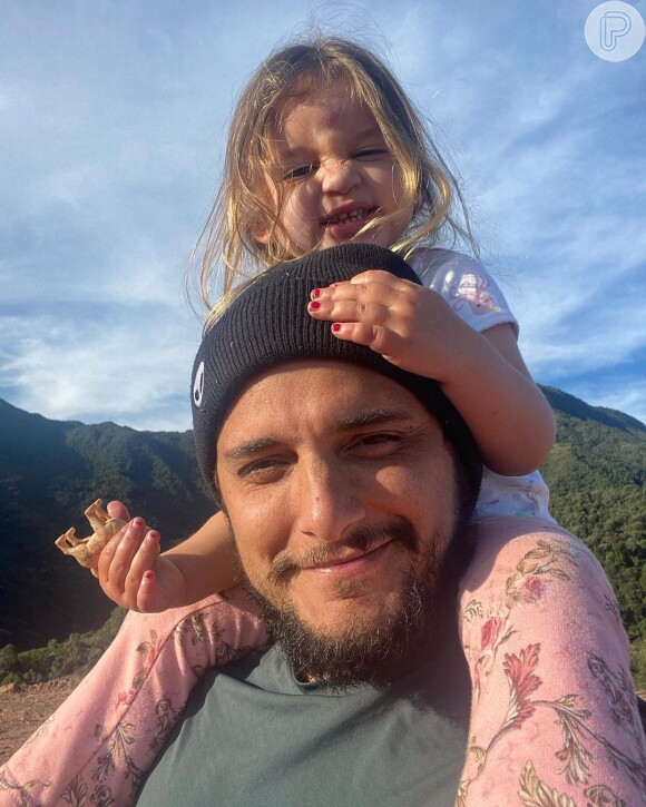 Bruno Gissoni encanta seguidores ao postar fotos com filha no Instagram