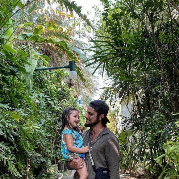 Madalena, de 3 anos, rouba a cena em foto com pai, Bruno Gissoni