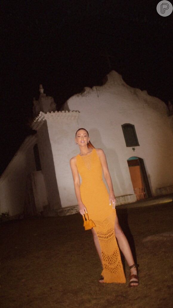 Marina Ruy Barbosa usa vestido handmade de fenda dupla, decote discreto em 'v' aliado a uma minibag da marca Jaquemus