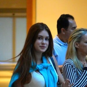 Marina Ruy Barbosa faz compras com a mãe usando look total white e saia assimétrica de crochê