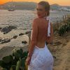 Marina Ruy Barbosa esbanja sensualidade com vestido longo de costas nuas em crochê durante viagem à Grécia