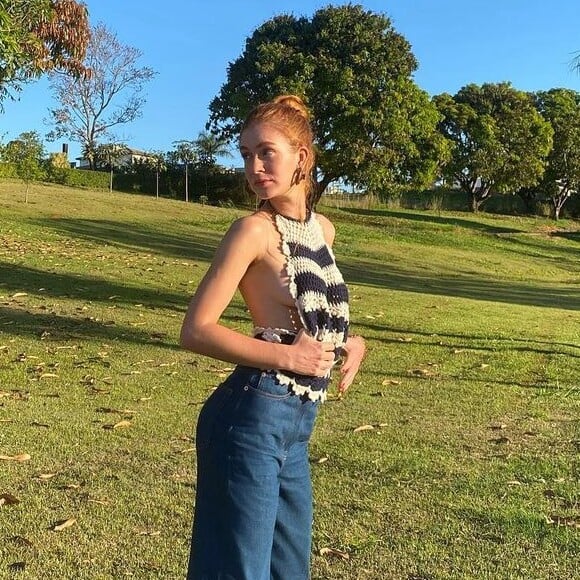 Marina Ruy Barbosa faz piquinique com cropped em crochê de lã com design moderno, silhueta justa e costas abertas da Gucci de R$ 5.4 mil