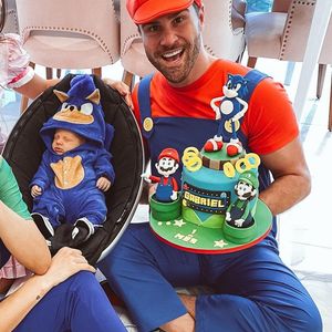Filho de Flávia Viana e Marcelo Zangrandi ganhou fantasia de Sonic e os pais se vestiram de Luigi e Mario Bross na festa intimista de 1 mês do menino