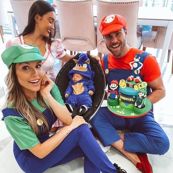 Filho de Flávia Viana e Marcelo Zangrandi ganhou fantasia de Sonic e os pais se vestiram de Luigi e Mario Bross na festa intimista de 1 mês do menino