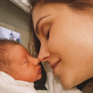 Flávia Viana festejou o primeiro mês do filho, Gabriel: 'Eu particularmente zerei a vida! Nossa família aumentou, como estamos radiantes!'