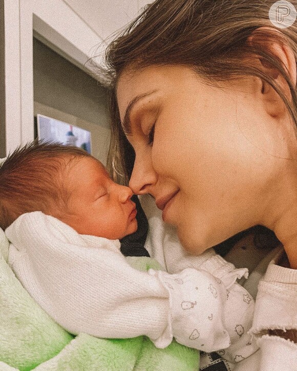 Flávia Viana festejou o primeiro mês do filho, Gabriel: 'Eu particularmente zerei a vida! Nossa família aumentou, como estamos radiantes!'