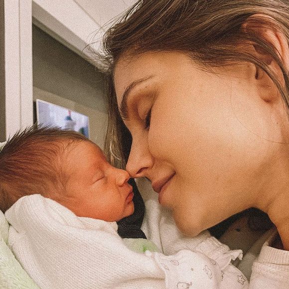 Flávia Viana festejou o primeiro mês do filho, Gabriel: 'Eu particularmente zerei a vida! Nossa família aumentou, como estamos radiantes!'