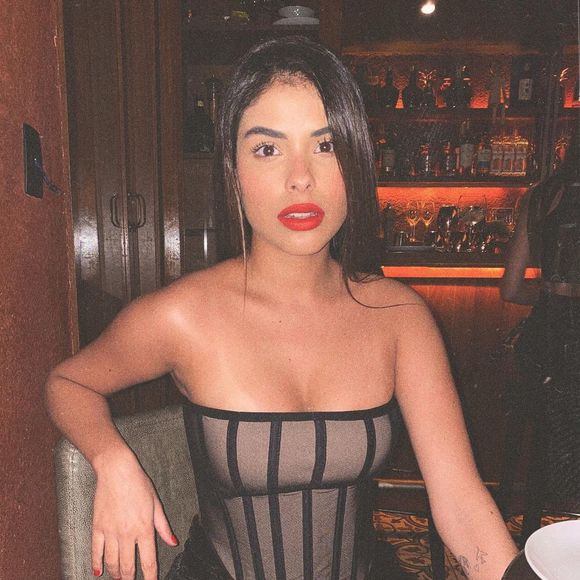 Ex-BBB Munik Nunes valoriza shape em look