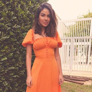 Ex-BBB Munik Nunes aposta na trend dos babados em vestido mídi
