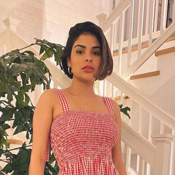 Ex-BBB Munik Nunes usa vestido longo com marcação na cintura