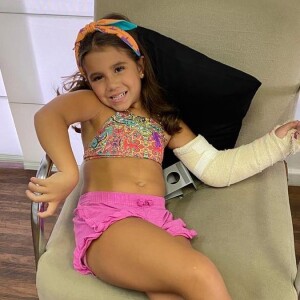 Filha de Deborah Secco precisou engessar o braço após acidente em casa em setembro de 2020