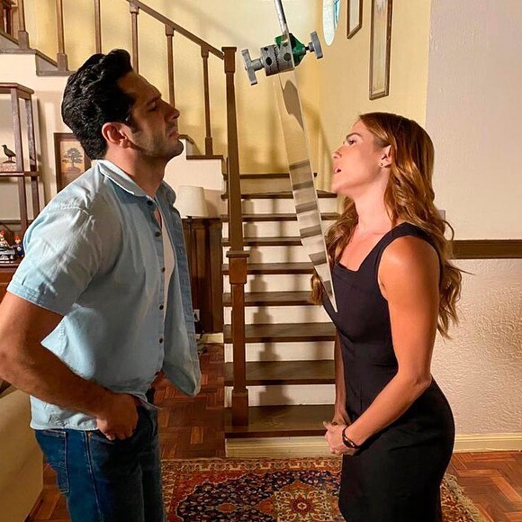 Deborah Secco e João Baldasserini seguem medidas de segurança nas gravações da novela 'Salve-se Quem Puder'