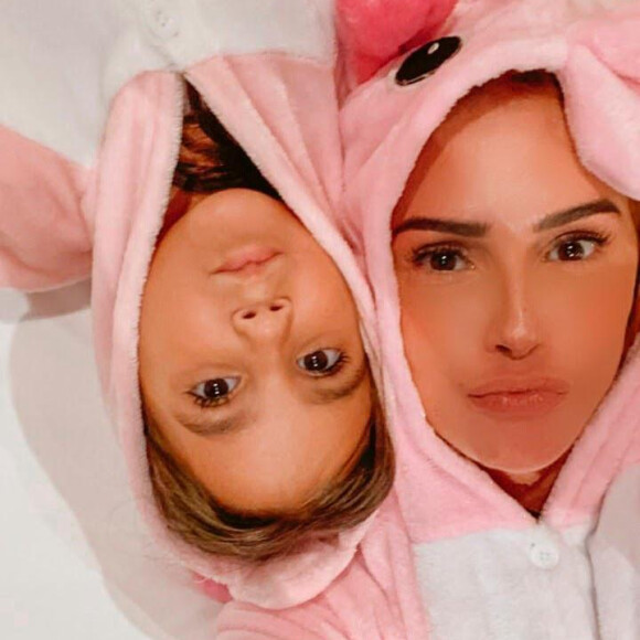 Deborah Secco agradeceu mensagens pela recuperação da filha, Maria Flor