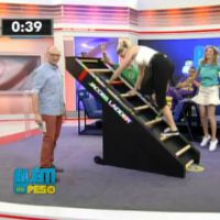 Ana Hickmann e Ticiane Pinheiro se divertem em simulador de escalada, na TV