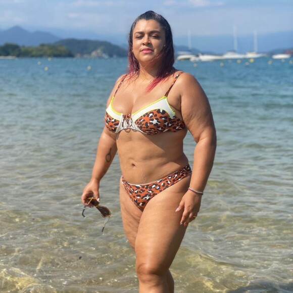 Preta Gil é fã da estampa animal print e a inclui nos looks de praia