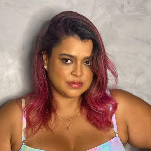 Preta Giil posou com body tie dye com transparência