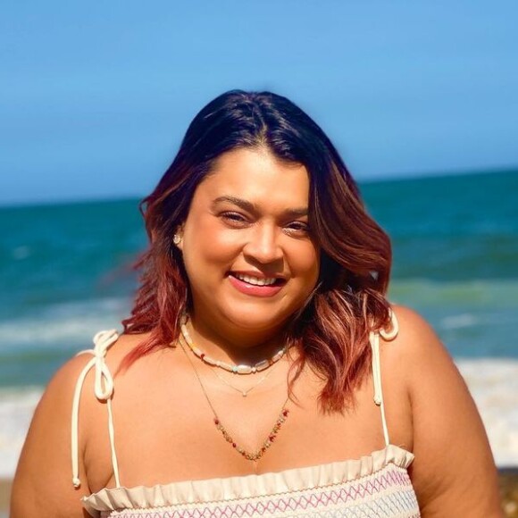 Preta Gil escolheu biquíni com inspiração boho em tom off-white