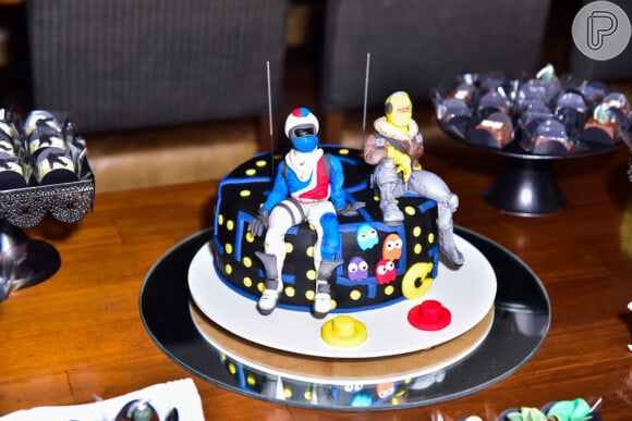 Detalhe do bolo da festa de 15 anos dos filhos gêmeos de Val Marchiori, Eike e Victor