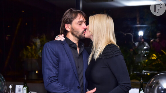 Val Marchiori trocou beijos com o noivo, Thiago Castilho, na festa de 15 anos dos filhos gêmeos, Eike e Victor