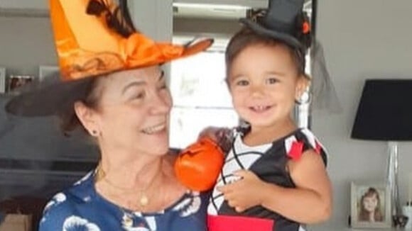 Tici Pinheiro mostra filha fantasiada de bruxinha e semelhança com avó impressiona